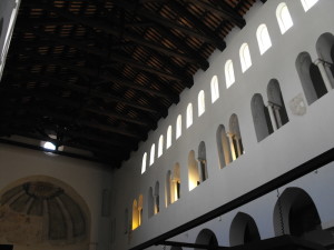 La struttura del matroneo riportata alla luce dopo il restauro che ha privato la Chiesa degli orpelli barocchi