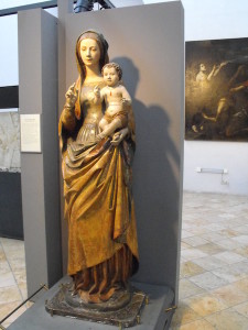 Statua lignea della Madonna che presenta il Bambino quale "via della Salvezza", secondo i canoni bizantini. Lo stile è però fiorentino