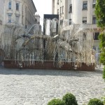 Monumento alle vittime dell'Olocausto nel cortile della sinagoga