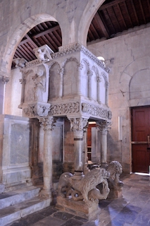 Ambone/Pulpito, XII-XIII secolo, marmo scolpito, Pieve di Brancoli, chiesa parrocchiale – pieve di San Giorgio (2020)