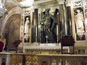 La cripta- la grande statua bronzea di S