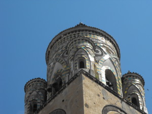 La cuspide del campanile, rivestita di maioliche policrome