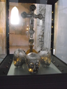 Prezioso crocifisso e reliquiari a forma di testa