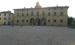 Piazza con palazzo