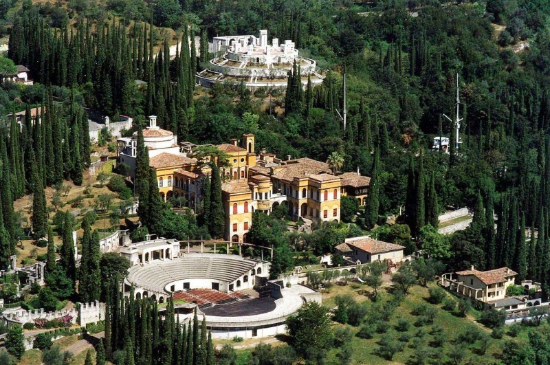 1280px-Vittoriale_il_complesso_  monumentale - biblioteca vittoriale pubblico dominio