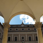 2) Il loggiato del cortile interno del Palazzo ducale